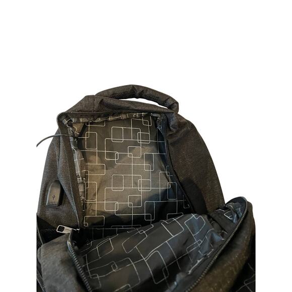 Maximo New York Padded Backpack - Picture 4 of 5